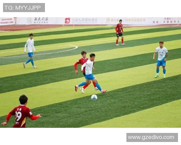 纯白球星闪耀绿茵赛场书写无瑕传奇引领足球新风潮