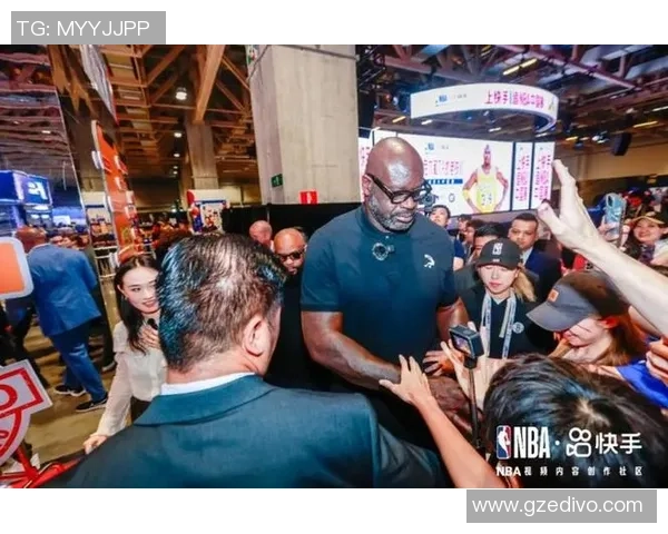 足球巨星惊喜亮相NBA赛场引发全场轰动跨界互动掀起热议热潮